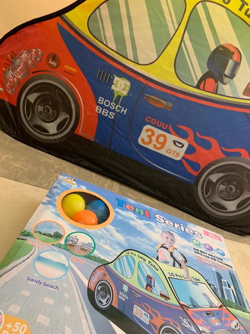 Tente de Jeu Voiture de Course Pop-Up pour Enfants – خيمة لعب سيارة سباق للأطفال مع 50 كرة بلاستيكية