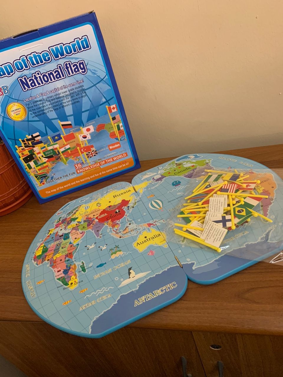 Puzzle Carte du Monde en Bois Pliable avec Drapeaux et Capitales – لعبة تعليمية للأطفال خريطة العالم مع الأعلام والعواصم